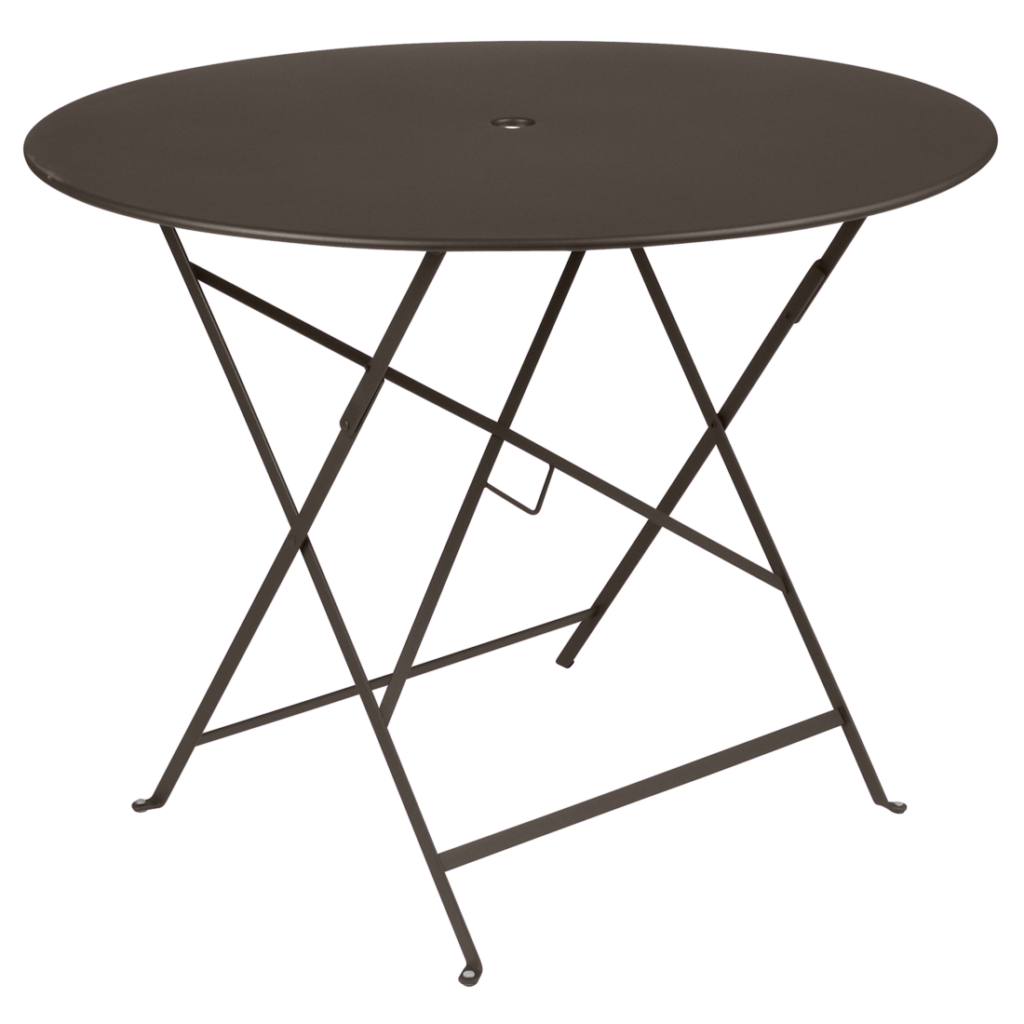 Une table ronde pliante en métal noir avec un trou central pour un parasol, rappelant une table ronde de bistrot classique, se dresse élégamment sur un fond violet clair uni. Cette pièce de résistance, mesurant 96 cm de diamètre, évoque un charme proche de Bleu Maya.