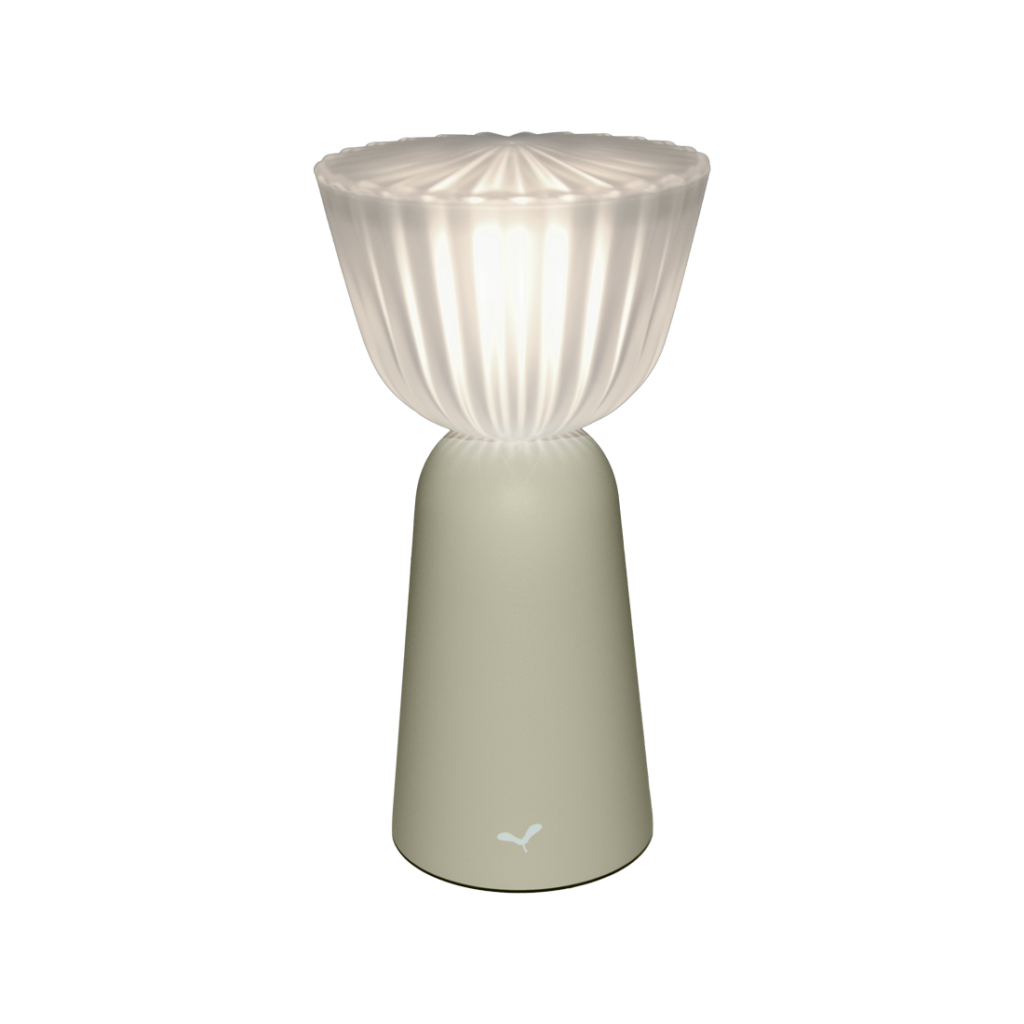 La Lampe Swiing, dotée d'une lampe de table moderne avec une base conique gris clair et un abat-jour en tissu plissé blanc, émet une douce lueur rappelant le cerise noire.