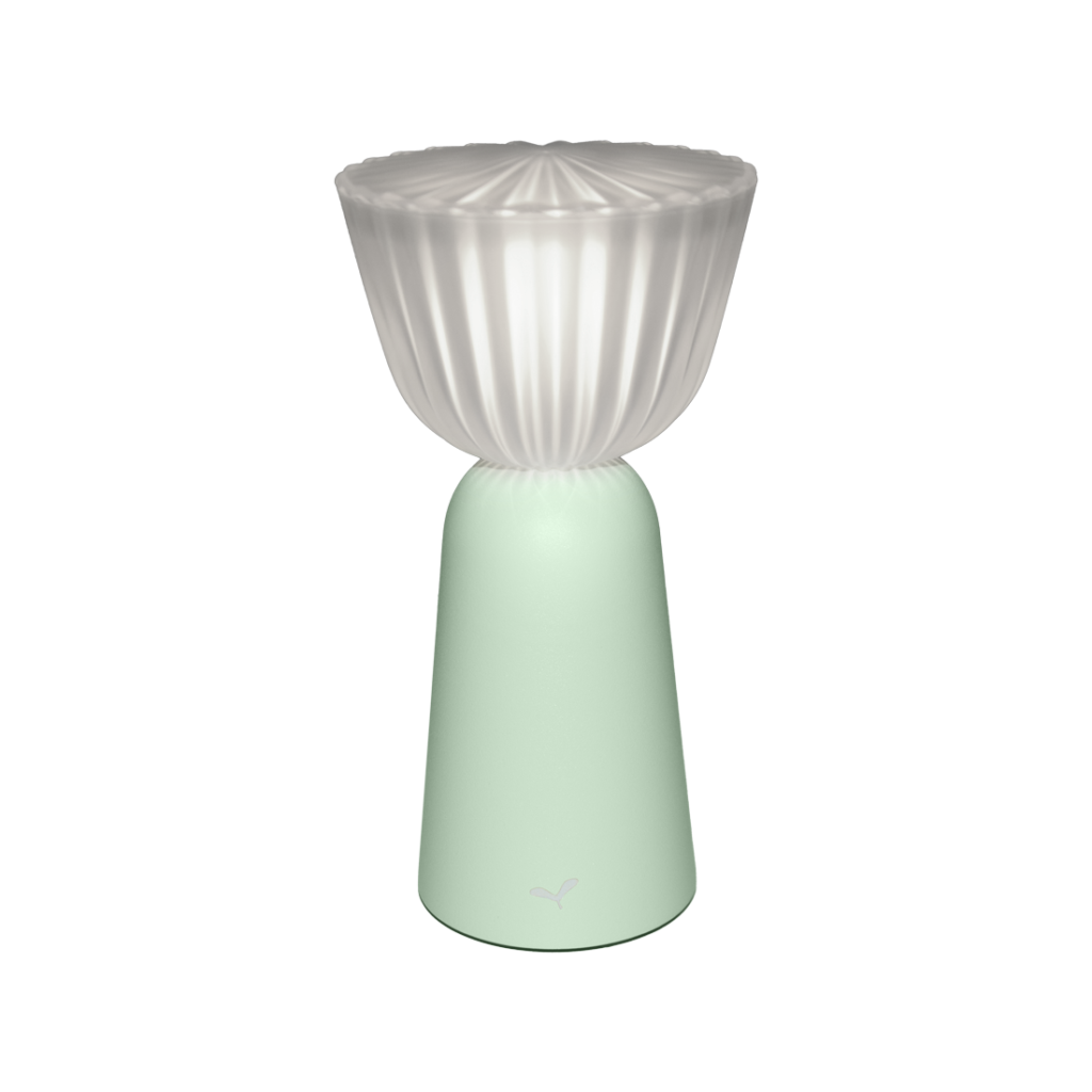La Lampe Swiing présente une base moderne vert menthe complétée par un abat-jour blanc plissé, ajoutant une touche d'élégance à n'importe quel espace.