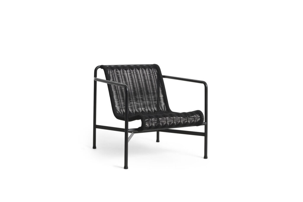 Le fauteuil lounge moderne noir présente une assise et un dossier tressés sur une structure métallique élégante, rappelant le fauteuil lounge Palissade CORD. Disponible en élégants blanc crème et rouge fer, ce modèle s'intègre parfaitement à tout espace contemporain.