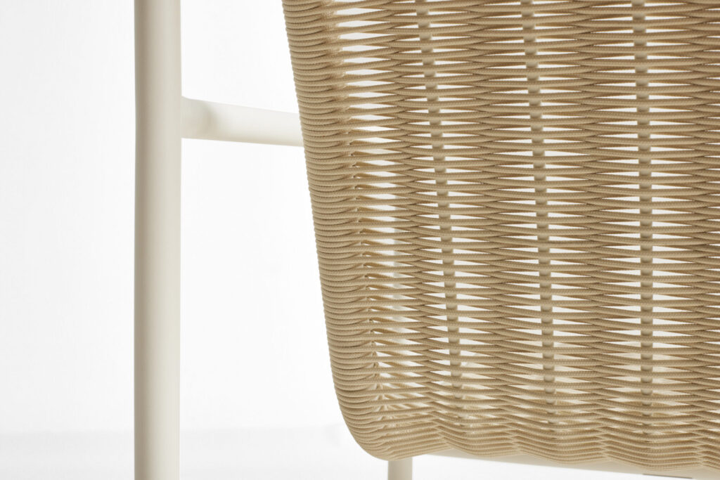 Gros plan d'un dossier en corde beige tissée sur une chaise longue Palissade CORD avec un cadre en métal blanc élégant.
