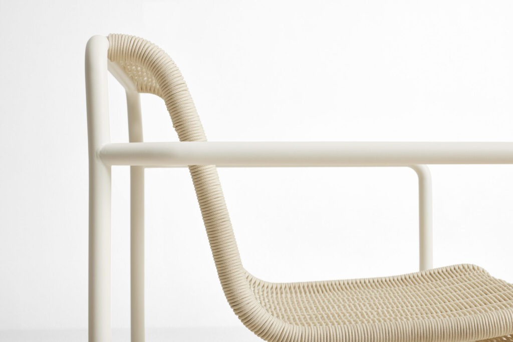 Vue latérale d'une chaise longue Palissade CORD blanc crème au design minimaliste, dotée d'un siège et d'un dossier tissés et d'un cadre tubulaire sur un fond uni.