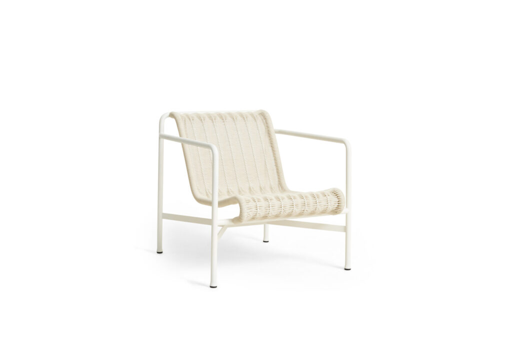 Découvrez le fauteuil lounge Palissade CORD, doté d'une structure et d'accoudoirs en métal minimalistes. Ce modèle moderne, décliné en blanc crème avec une assise et un dossier tissés, se détache parfaitement sur un fond blanc uni pour une esthétique intemporelle.