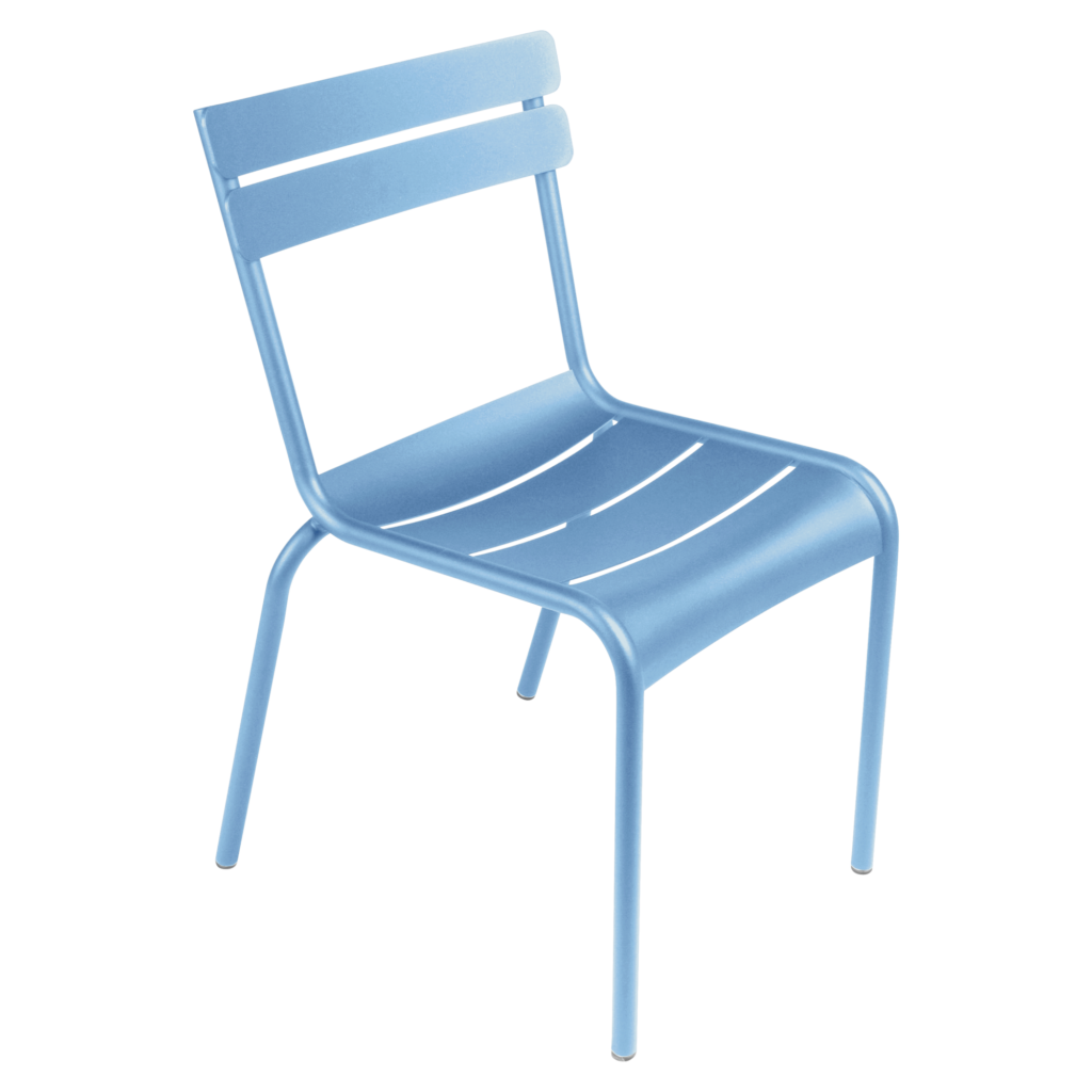 La chaise Bleu Maya, inspirée du design luxembourgeois, est dotée d'une assise et d'un dossier à lattes avec quatre pieds robustes, offrant une élégance minimaliste à n'importe quel espace.