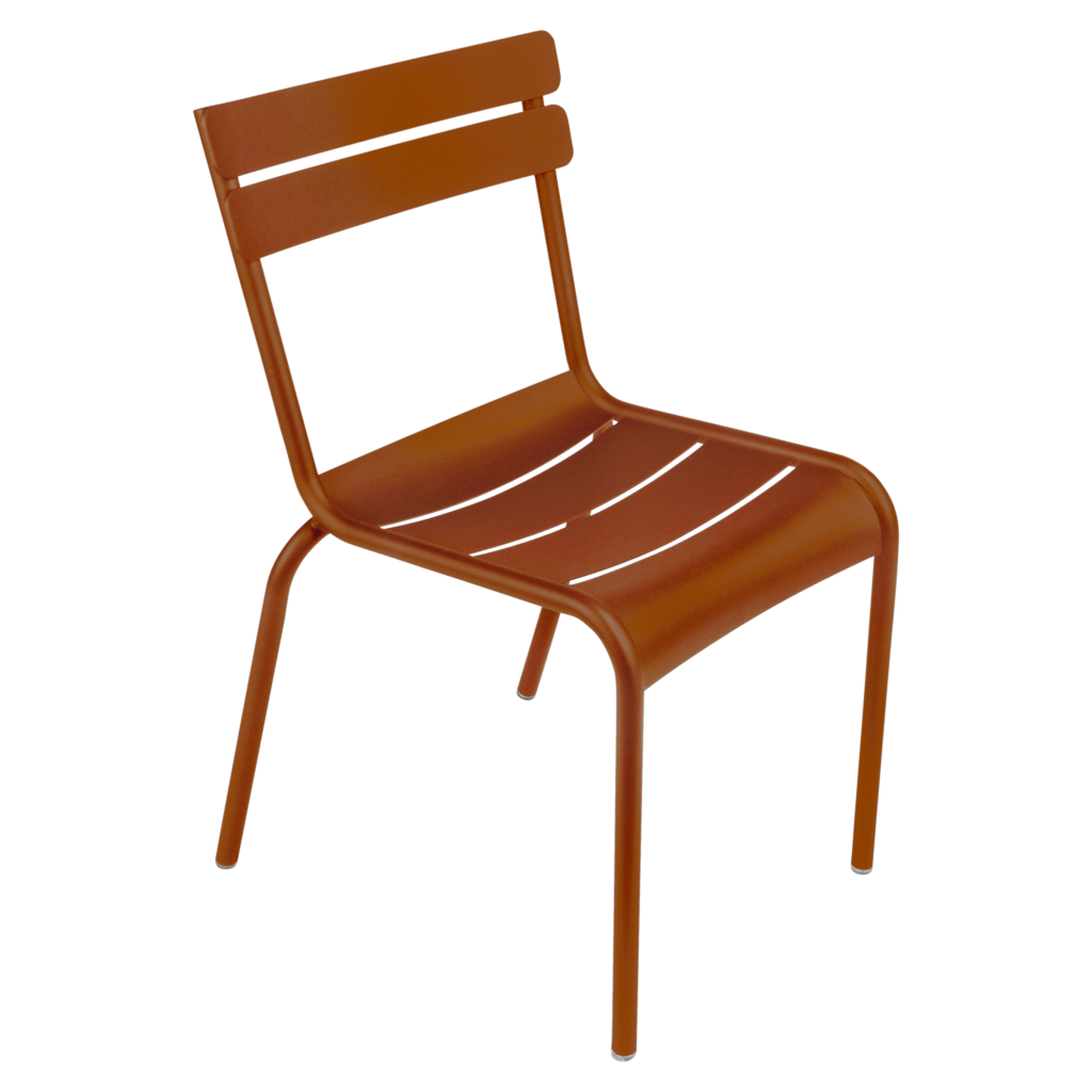 La Chaise Luxembourg est une chaise moderne en métal marron avec une assise et un dossier à lattes, présentant un design minimaliste et quatre pieds.