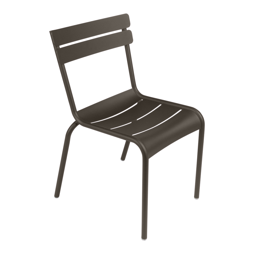 Cette chaise en métal noir, rappelant le modèle de la Chaise Luxembourg, présente une assise et un dossier à lattes simples. Idéale pour les aménagements extérieurs, elle se détache gracieusement sur un fond violet clair, invitant au confort et au style.