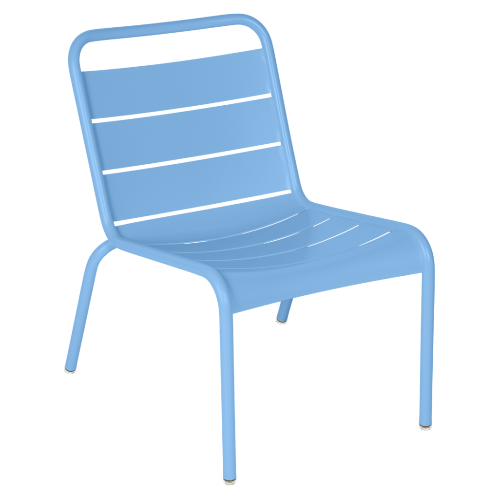 Une chaise en métal bleu clair, rappelant la teinte Bleu Maya, avec un dossier à lattes et une assise sur quatre pieds, sur un fond bleu légèrement différent.