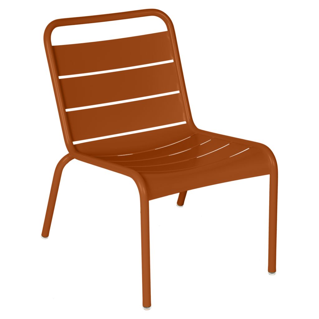 Une chaise moderne en métal orange avec un dossier et une assise à lattes se dresse sur un fond orange assorti, dégageant une ambiance chic de jardin luxembourgeois.