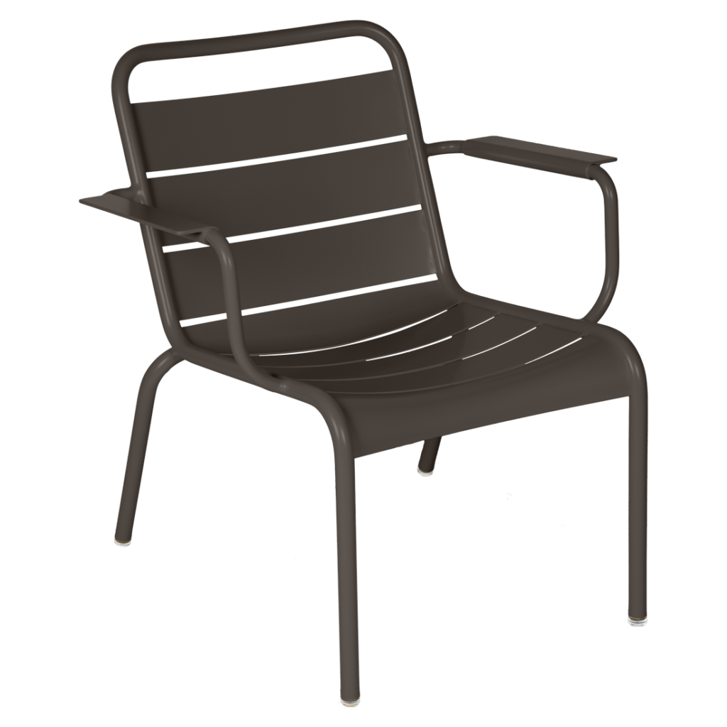 La chaise Fauteuil Luxembourg en métal noir avec accoudoirs et design à lattes horizontales se dresse élégamment sur un fond Bleu Maya et gris.