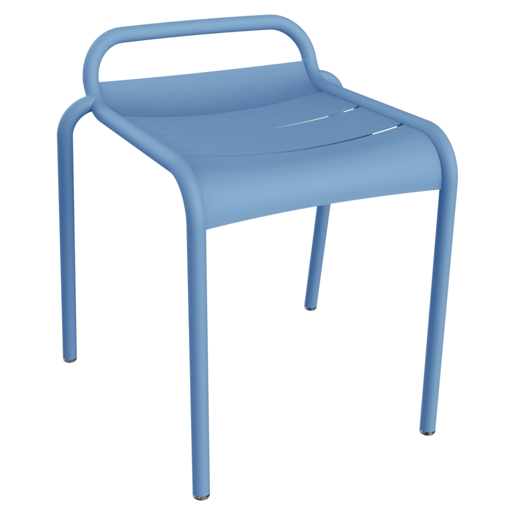 Chaise empilable en plastique Bleu Maya avec une assise et un dossier incurvés, quatre pieds en métal et des pieds à capuchon.