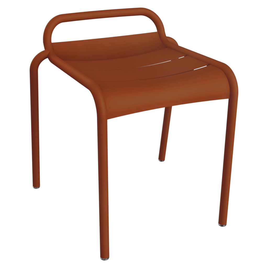Tabouret en métal avec dossier courbé et quatre pieds, présentant une finition Bleu Maya sur fond marron foncé.