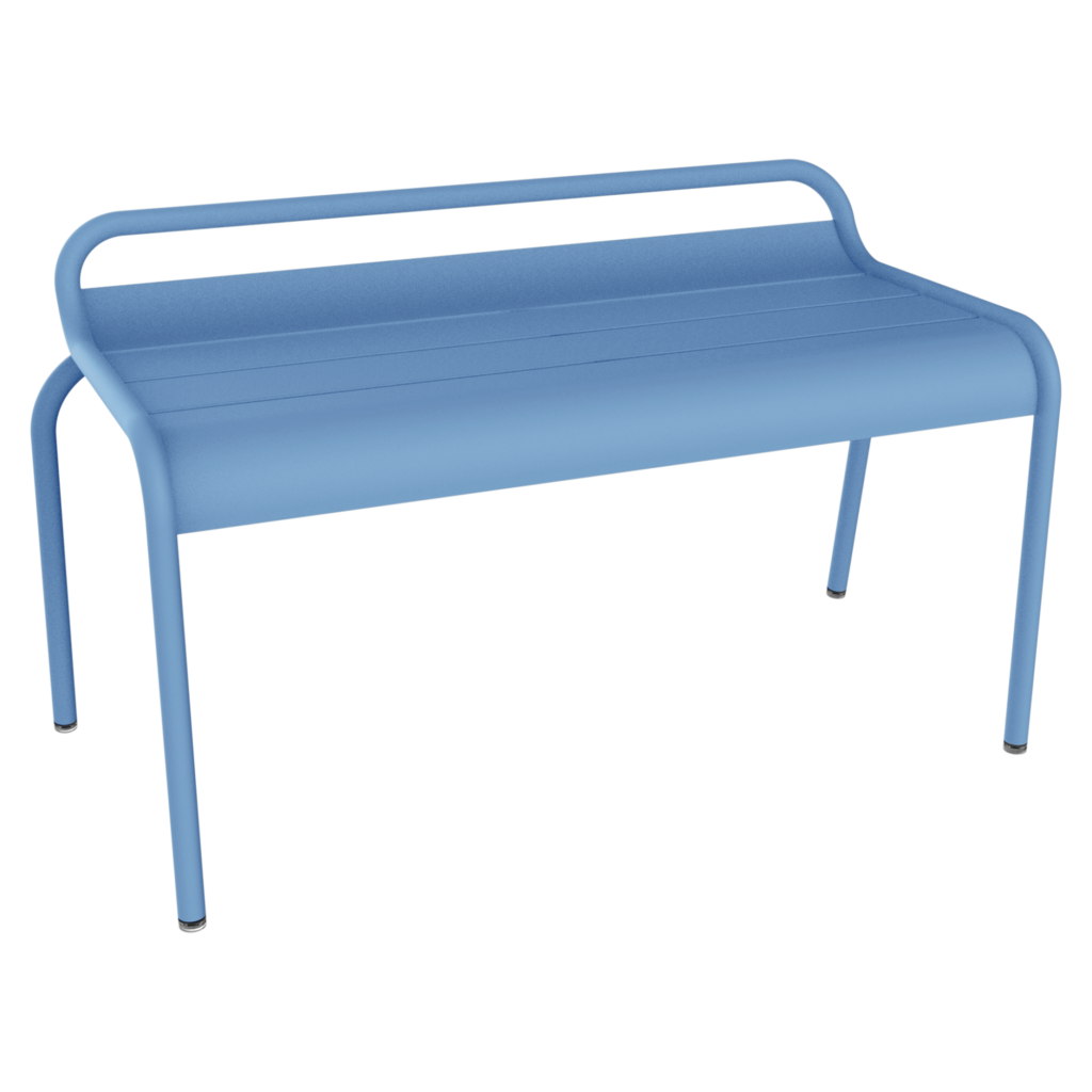 Un banc en métal Bleu Maya épuré avec un dossier incurvé et quatre pieds robustes, rappelant le banc compact Luxembourg, élégamment présenté sur un fond noir.