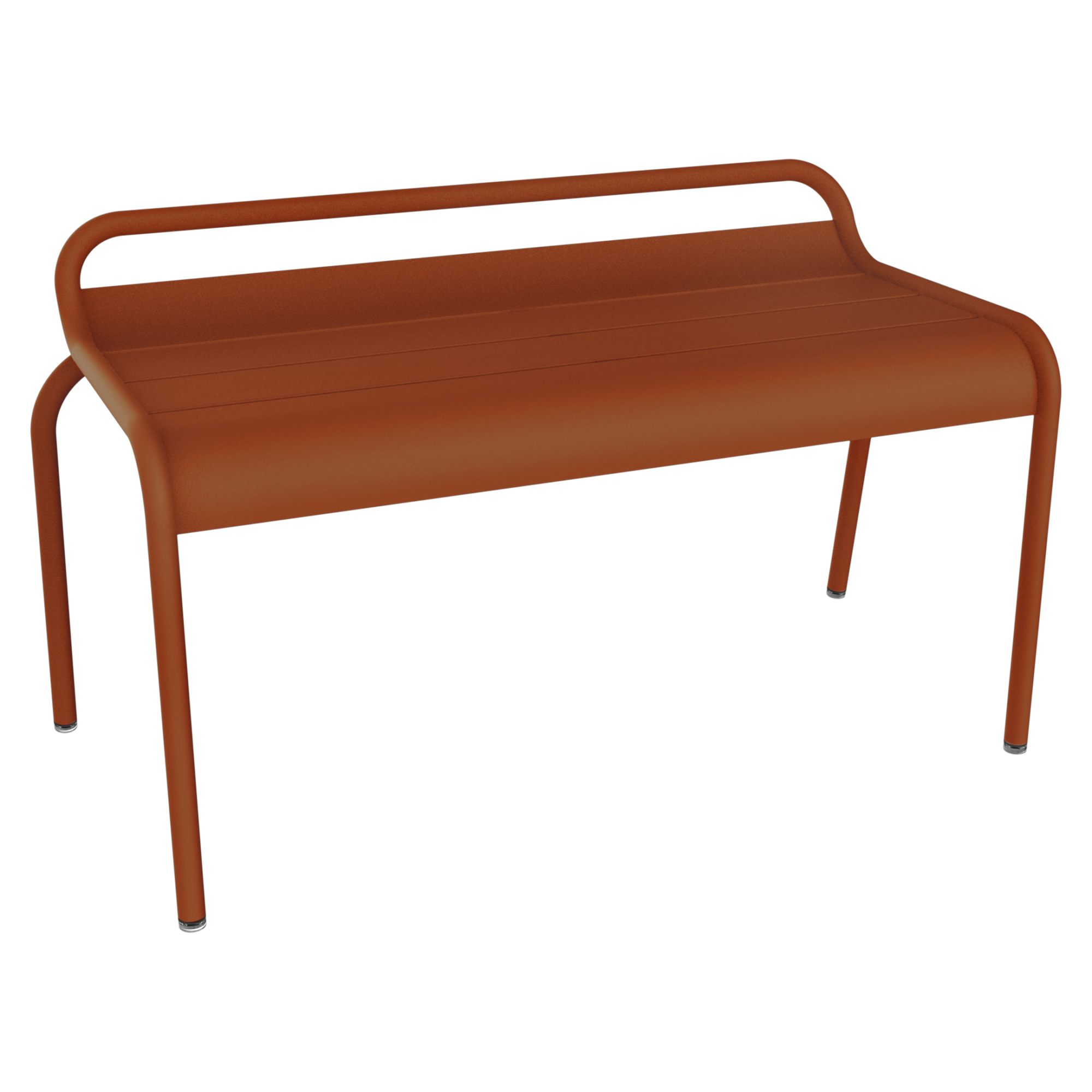 Un banc rouge moderne et minimaliste avec un dossier incurvé et quatre pieds, posé sur un fond uni Bleu Maya, rappelant l'élégant Banc compact Luxembourg.