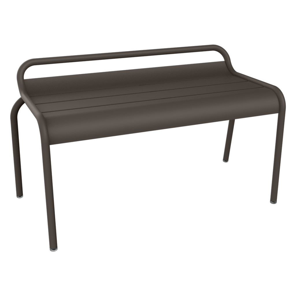 Un Banc compact Luxembourg marron et minimaliste avec quatre pieds et un dossier incurvé se dresse gracieusement sur un fond neutre.