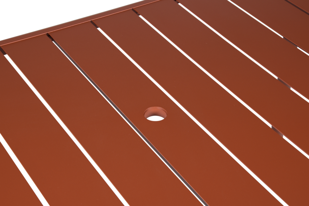 Le plateau à lattes marron de la Table Luxembourg mesure 143 x 80 cm et présente un petit trou circulaire près du centre.