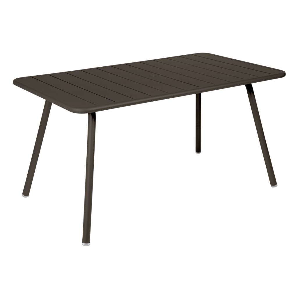 La table rectangulaire en bois brun foncé, rappelant l'élégant style Table Luxembourg, présente quatre pieds inclinés et repose gracieusement sur un fond violet clair.