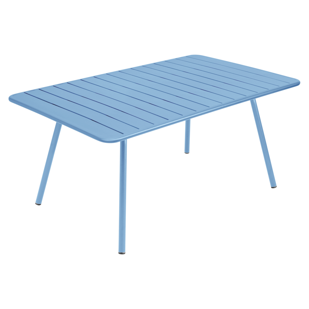 Une table rectangulaire bleu clair, rappelant Bleu Maya, avec un plateau à lattes et quatre pieds inclinés, évoque l'élégance classique d'une Table Luxembourg.