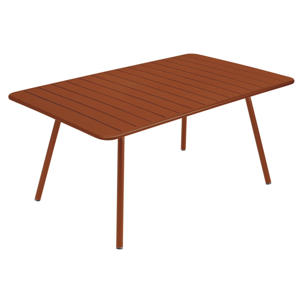 La Table Luxembourg est une table rectangulaire en bois marron, mesurant 165 x 100 cm, avec quatre pieds élégamment inclinés.