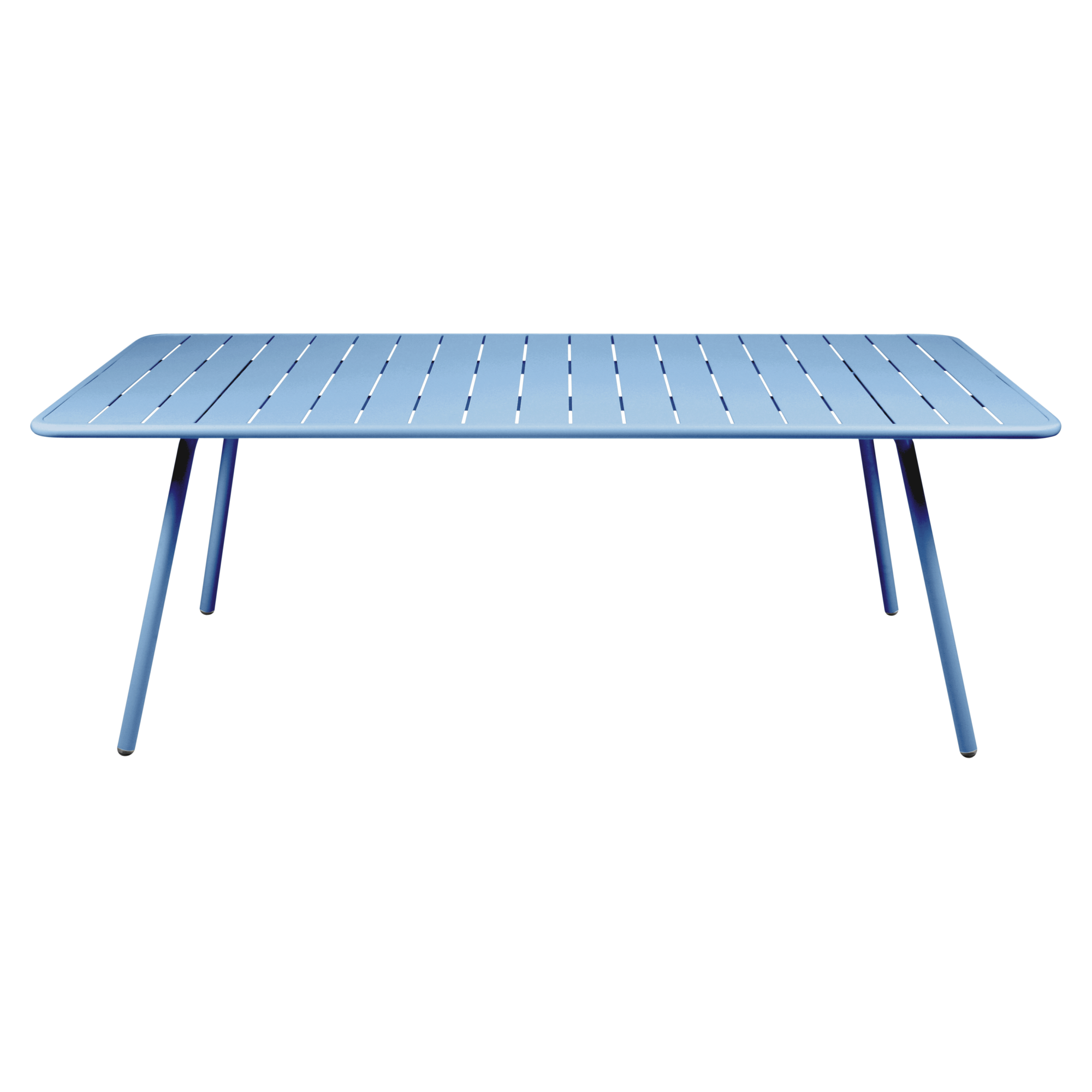 Une table Bleu Maya rectangulaire à surface plane et design à lattes repose sur quatre pieds inclinés.