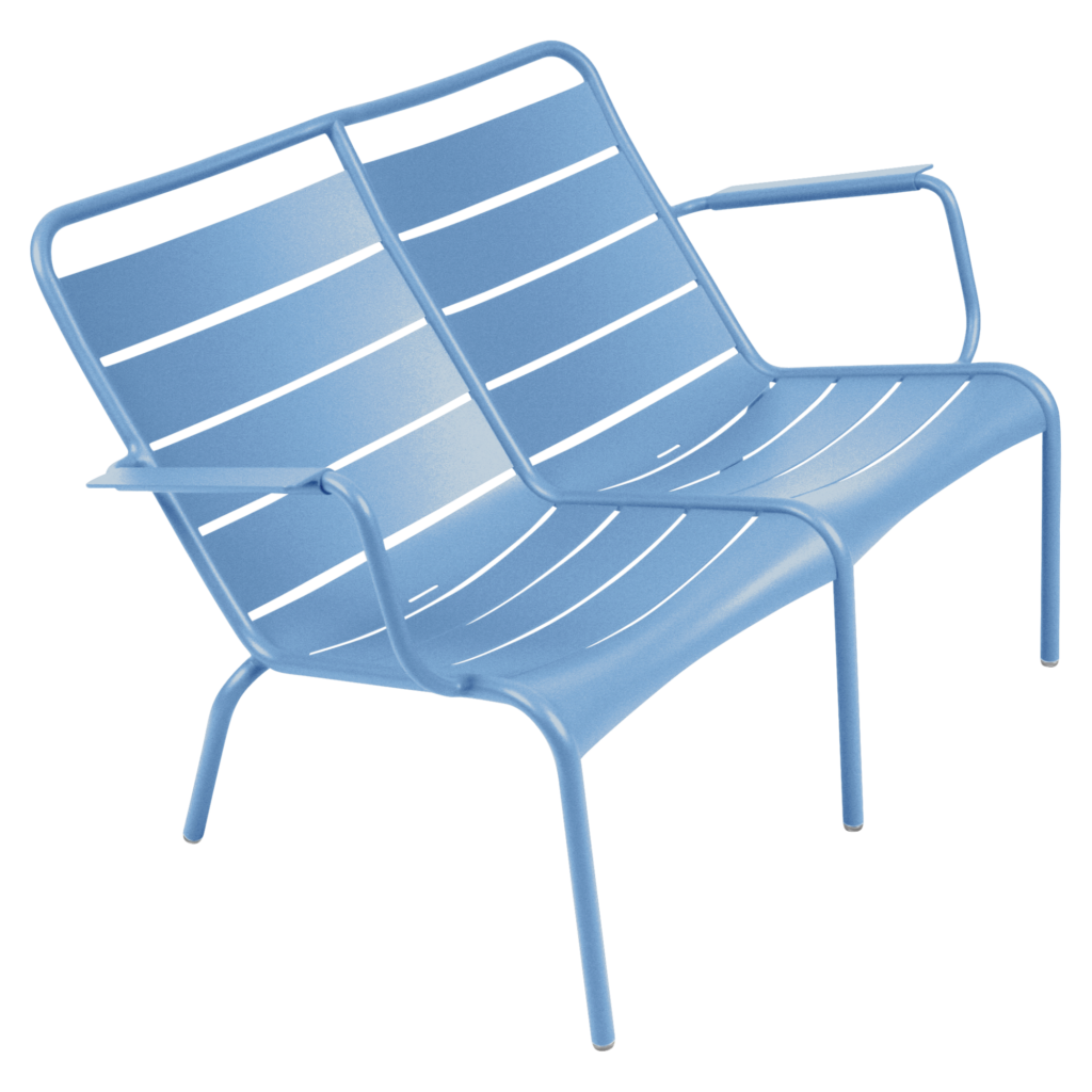 Un banc d'extérieur en métal Bleu Maya avec un dossier et une assise à lattes, doté de deux accoudoirs et soutenu par quatre pieds, apporte l'élégance du design duo luxembourgeois à n'importe quel décor de jardin.