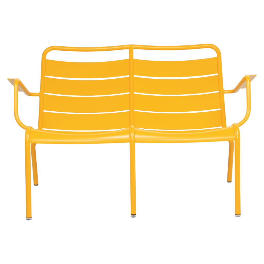 Un banc en métal jaune vif avec un design à lattes et des accoudoirs des deux côtés, rappelant le style duo luxembourgeois, vu de face.