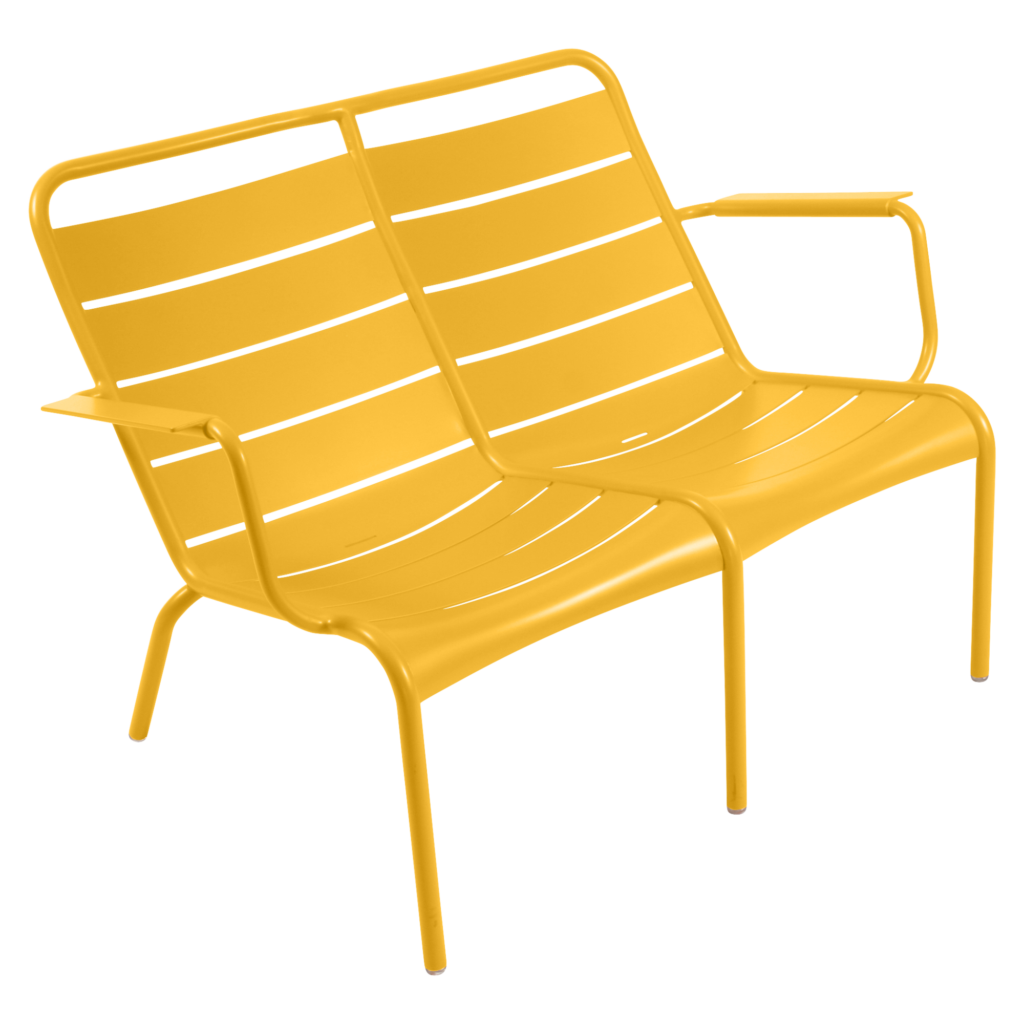 La chaise de jardin Duo Luxembourg, peinte dans un jaune vibrant, est dotée d'accoudoirs confortables et d'un dossier et d'une assise à lattes conçus pour deux.