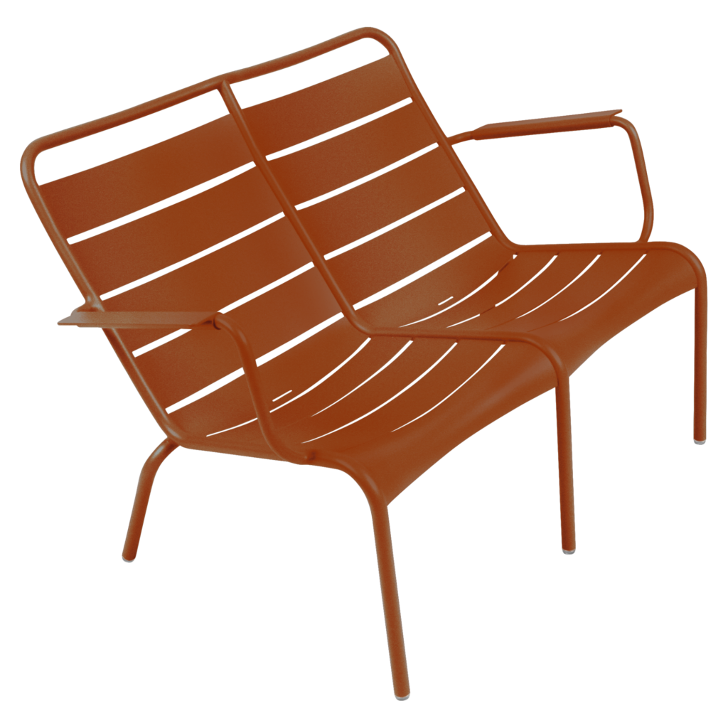 Un banc d'extérieur moderne d'un orange vif, doté d'un dossier et d'une assise à lattes. Doté de deux accoudoirs et de quatre pieds inclinés, il complète parfaitement le style duo luxembourgeois.