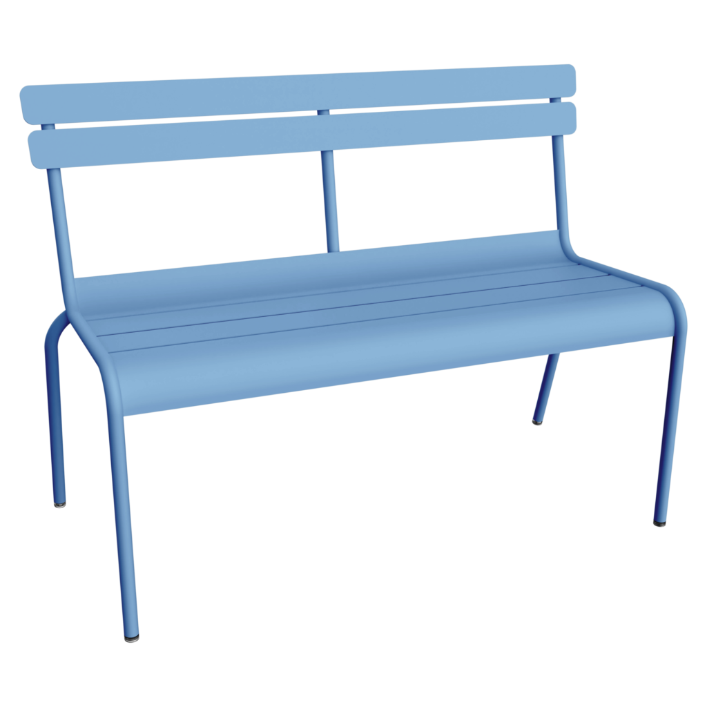 Le banc en métal Bleu Maya présente un dossier et une assise à lattes, offrant un design épuré rappelant l'artisanat luxembourgeois. Quatre pieds robustes constituent la base de cet élégant banc avec dossier.