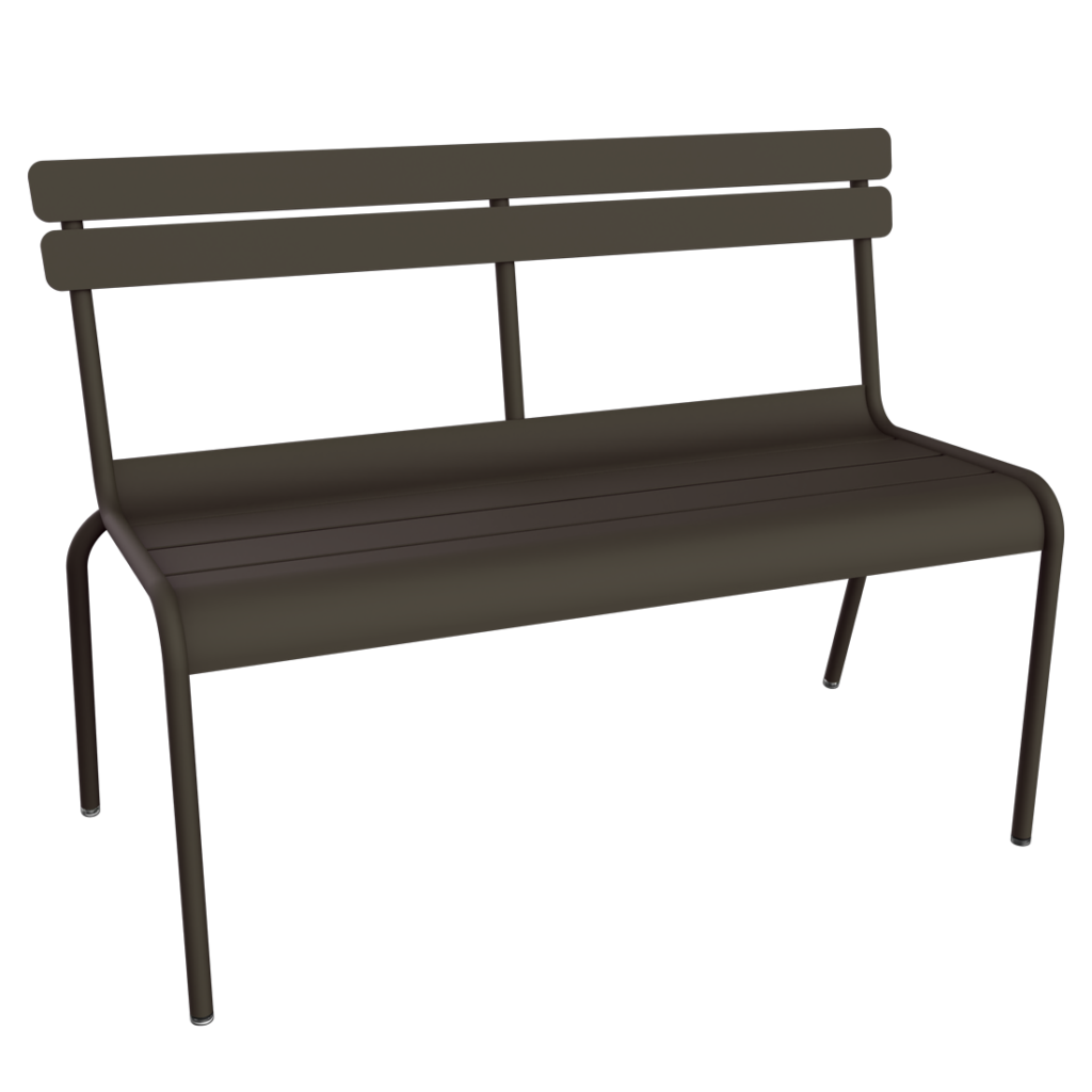 Un banc simple en métal brun foncé avec un dossier et quatre pieds se dresse en évidence sur un fond violet clair, rappelant le style luxembourgeois classique.