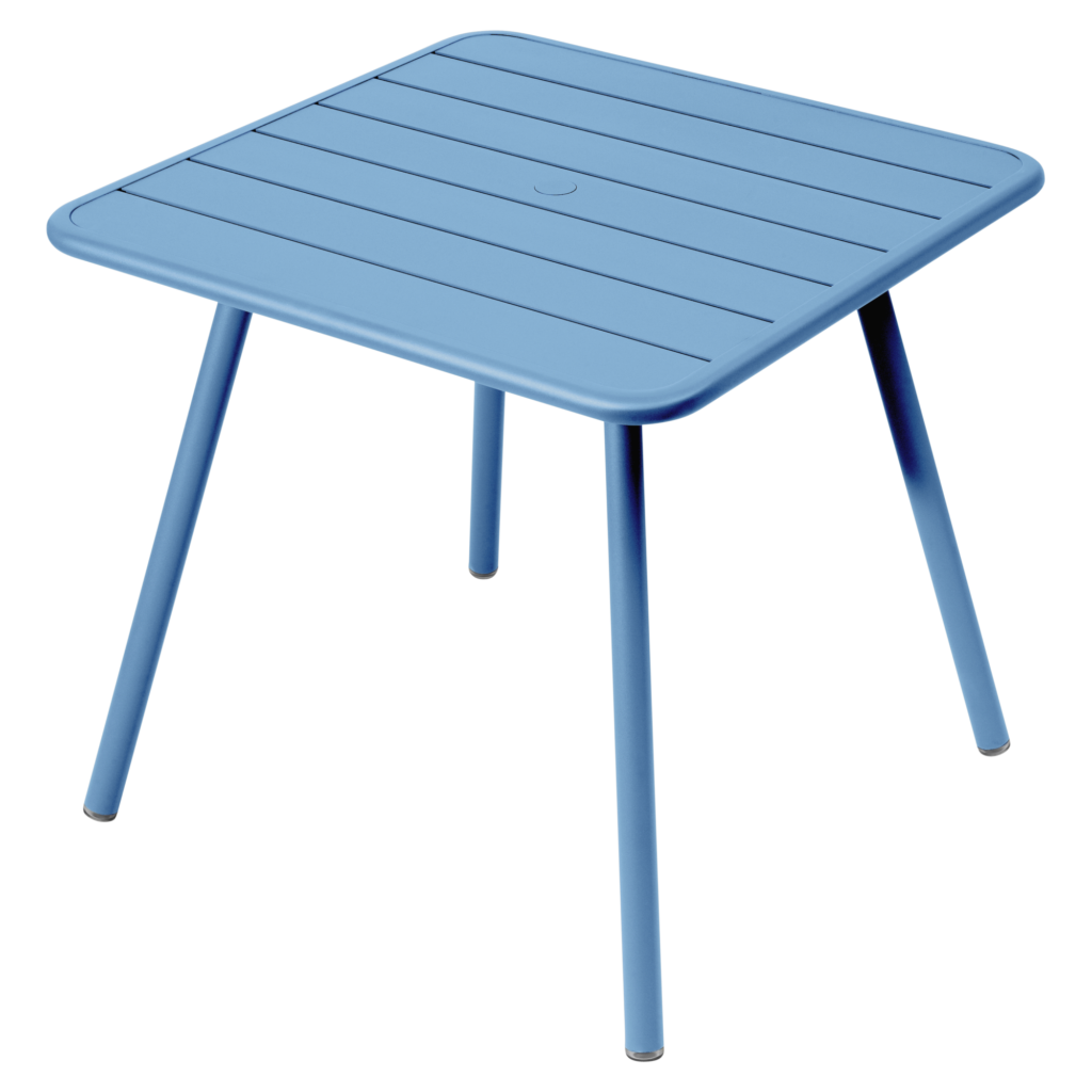 Table carrée bleue avec un plateau à lattes et quatre pieds fuselés, cette superbe pièce incarne l'élégance du design Bleu Maya, parfaite pour ajouter une touche de charme luxembourgeois à n'importe quel espace.
