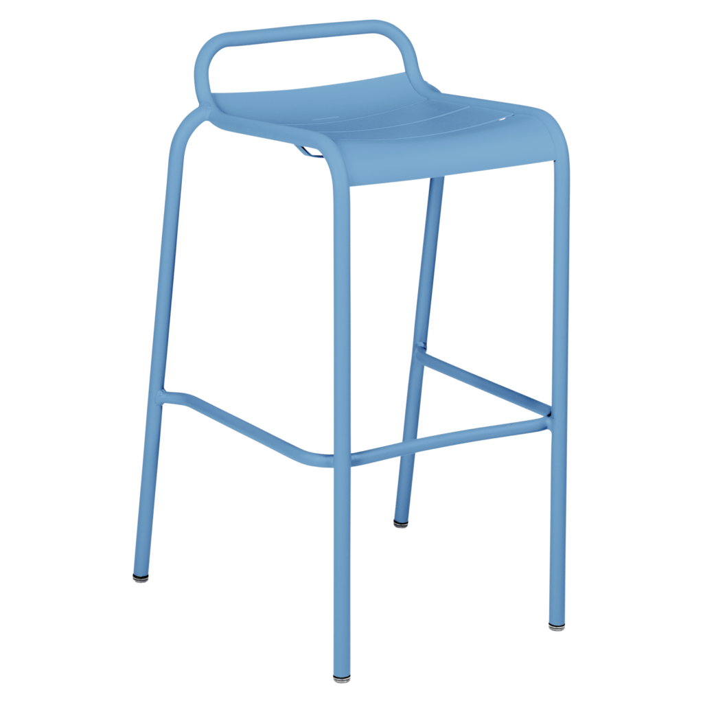 Tabouret de bar en métal bleu d'inspiration luxembourgeoise, ce tabouret est doté d'un dossier simple et de quatre pieds robustes, complétés par un repose-pieds avant pour une assise confortable.