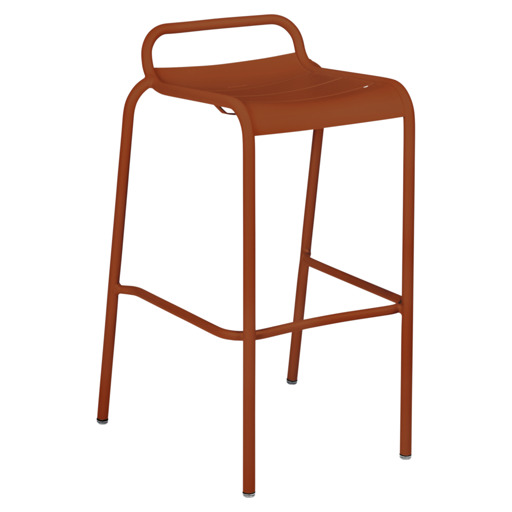Le tabouret de bar Luxembourg est un tabouret de bar en métal rouge-brun avec un dossier et quatre pieds, élégamment conçu avec un repose-pieds reliant les pieds avant.