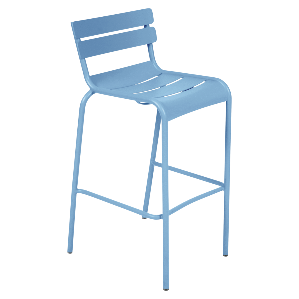 Ce tabouret de bar en métal bleu clair Luxembourg, ou chaise haute, est doté d'un dossier et d'une assise à lattes, complétés par quatre pieds robustes et un repose-pieds pratique.