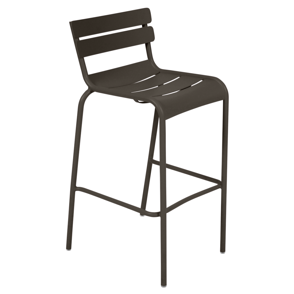 Un tabouret de bar en métal noir avec un dossier et une assise à lattes, rappelant le style emblématique du Luxembourg, sur un fond lavande uni.
