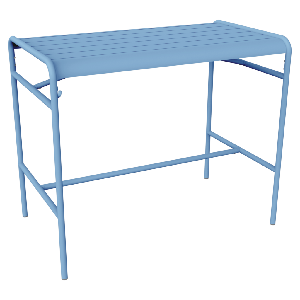La table en métal Bleu Maya, dotée d'un plateau à lattes et d'une structure simple, avec ses quatre pieds et ses traverses, s'intègre avec élégance à tous les espaces. D'inspiration luxembourgeoise, cette table haute allie élégance et fonctionnalité pour une décoration intérieure ou extérieure harmonieuse.