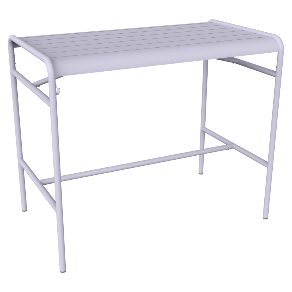 Une table rectangulaire en métal blanc, simple, aux pieds droits et au plateau à lattes, rappelant l'élégant style luxembourgeois. Sa finition Gris Lapilli apporte une touche de sophistication à tout espace.