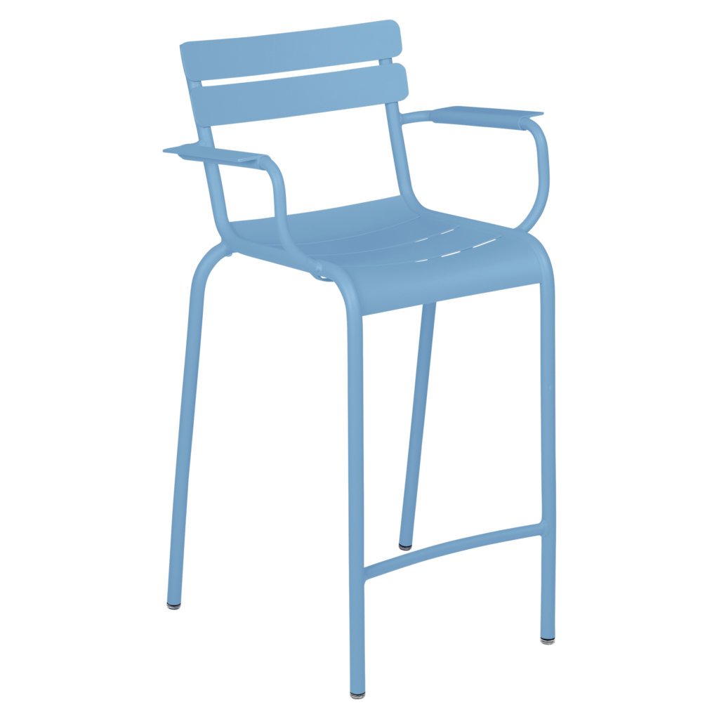 Tabouret de bar en métal bleu clair avec accoudoirs et dossier à lattes, doté de quatre pieds fins et d'une assise carrée, parfait pour ceux qui recherchent un « fauteuil haut » inspiré du design chic du Luxembourg.