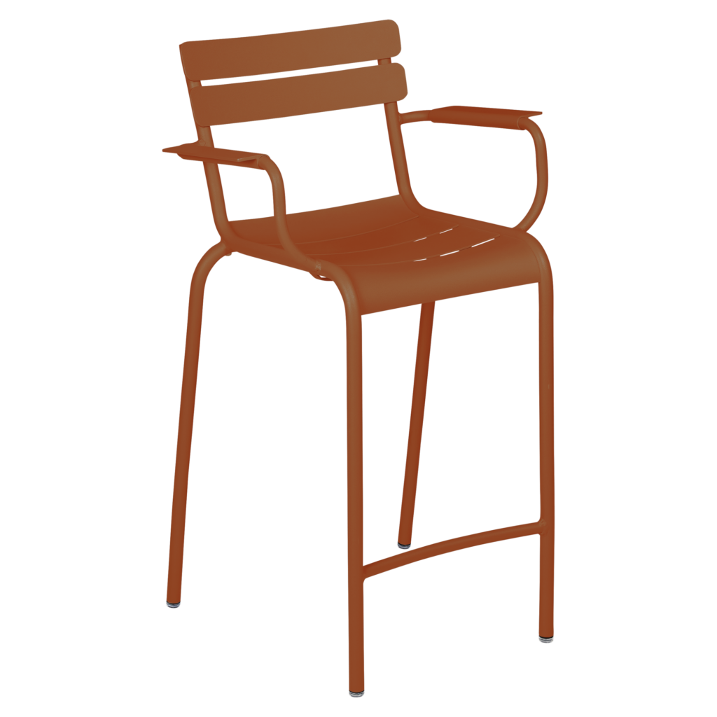 Le tabouret de bar en métal couleur rouille d'inspiration luxembourgeoise est doté d'accoudoirs de style fauteuil, d'un siège et d'un dossier à lattes et de quatre pieds robustes avec des repose-pieds pratiques.