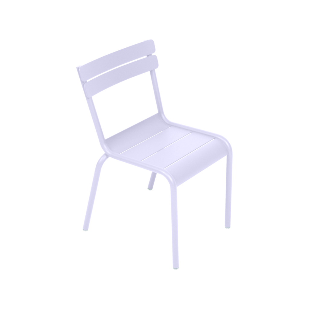 Une chaise en métal blanc au design simple, rappelant le style classique luxembourgeois, dotée d'un dossier et d'une assise à lattes et de quatre pieds qui évoquent l'esprit ludique de la "Chaise enfant" dans une élégance raffinée.