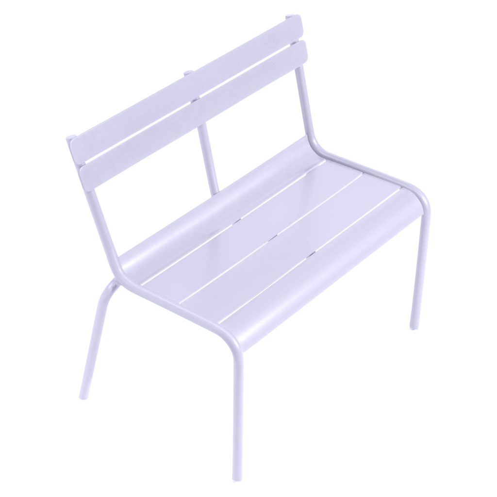 Banc en métal blanc avec dossier et assise à lattes, reprenant le design élégant des jardins du Luxembourg, et doté de quatre pieds inclinés.