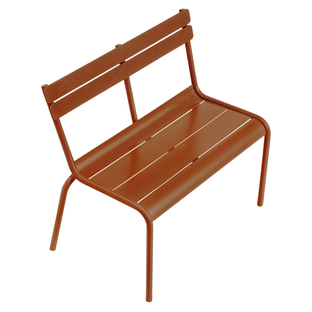 Banc en métal rouge, rappelant le style luxembourgeois, avec dossier et assise à lattes, conçu pour deux personnes sur fond uni.