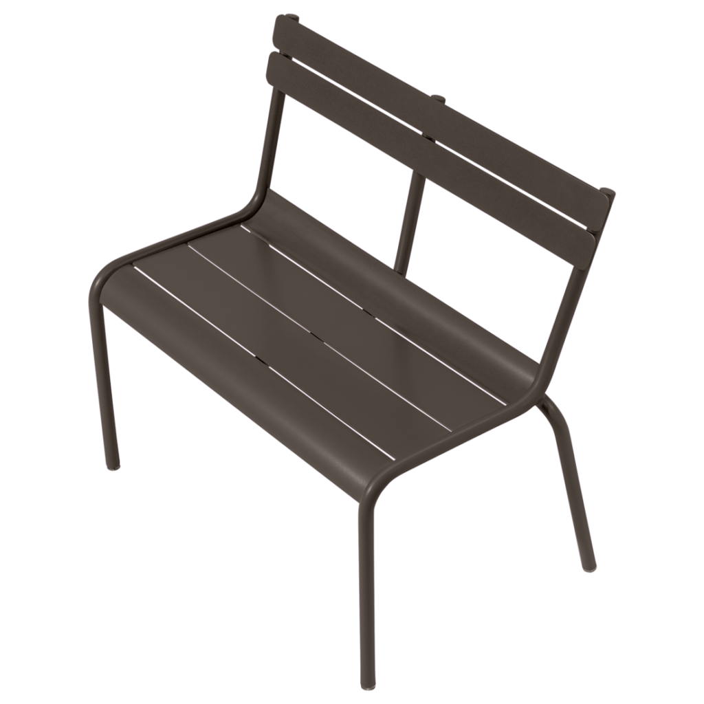 Banc en métal marron d'inspiration luxembourgeoise, doté d'un dossier et d'une assise à lattes, reposant sur des pieds gracieusement courbés. Le fond est d'un violet clair uni.