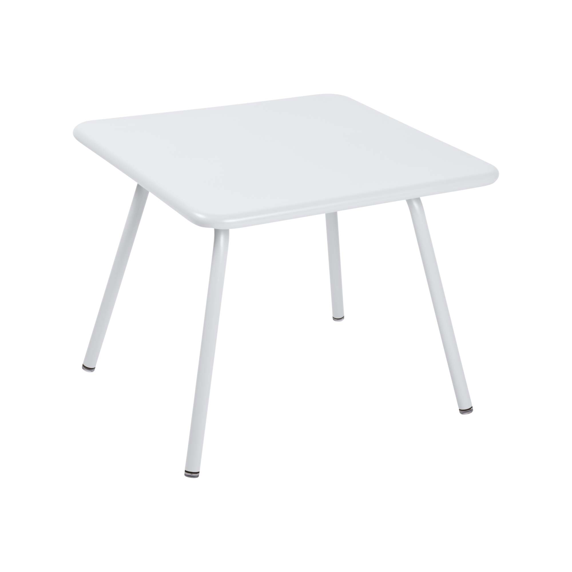 Une table carrée en coton blanc avec quatre pieds en métal se dresse gracieusement sur un fond noir.