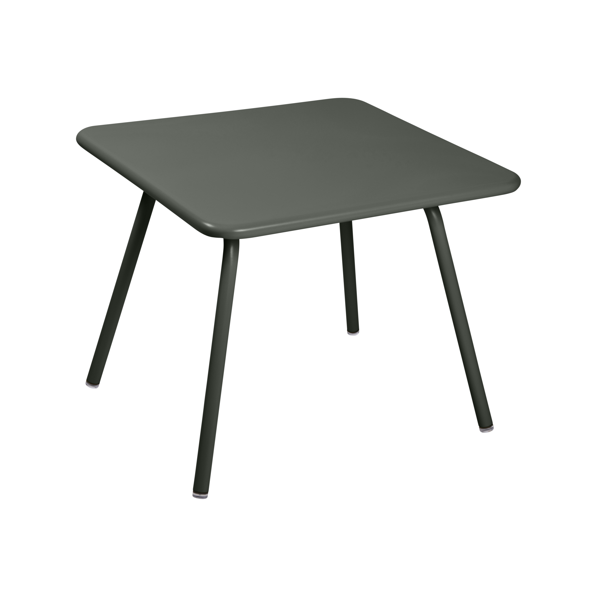 Une petite table carrée vert foncé avec quatre pieds inclinés dégage une touche de charme menthe glaciale.