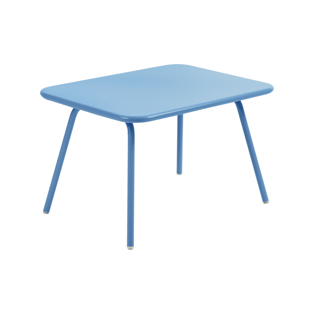 Cette petite table rectangulaire, déclinée dans une douce teinte Bleu Maya, est dotée de quatre pieds arrondis et incarne le charme du design luxembourgeois classique. Idéale pour les plus petits, elle s'intègre parfaitement à tout espace.