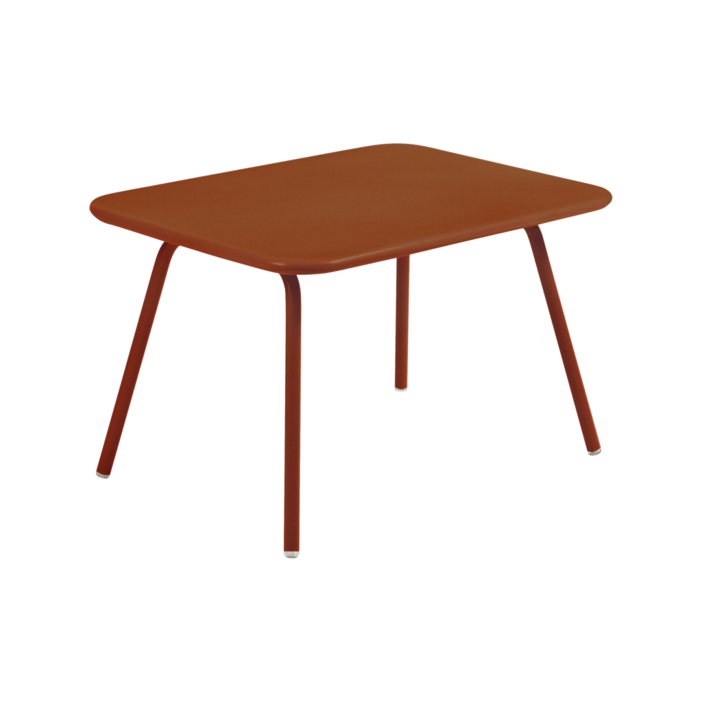 Une table enfant rectangulaire marron aux bords arrondis et aux quatre pieds inclinés, posée sur un fond noir uni, incarne l'élégance ludique de Bleu Maya.