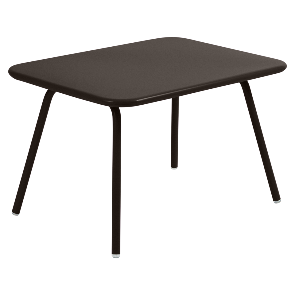 Une table rectangulaire marron aux coins arrondis et aux quatre pieds fins, parfaite pour les meubles enfants, sur fond violet.
