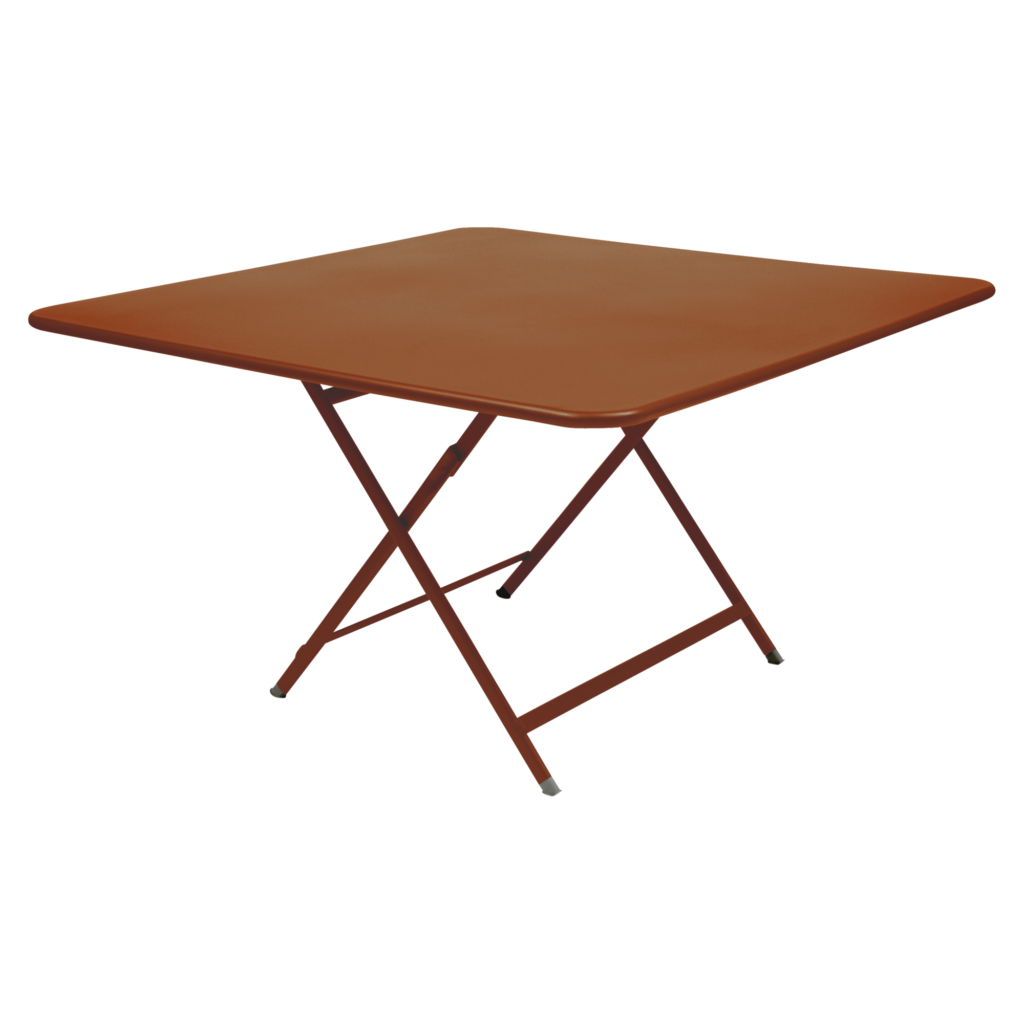 Une table pliante carrée marron avec une surface lisse et des pieds croisés.