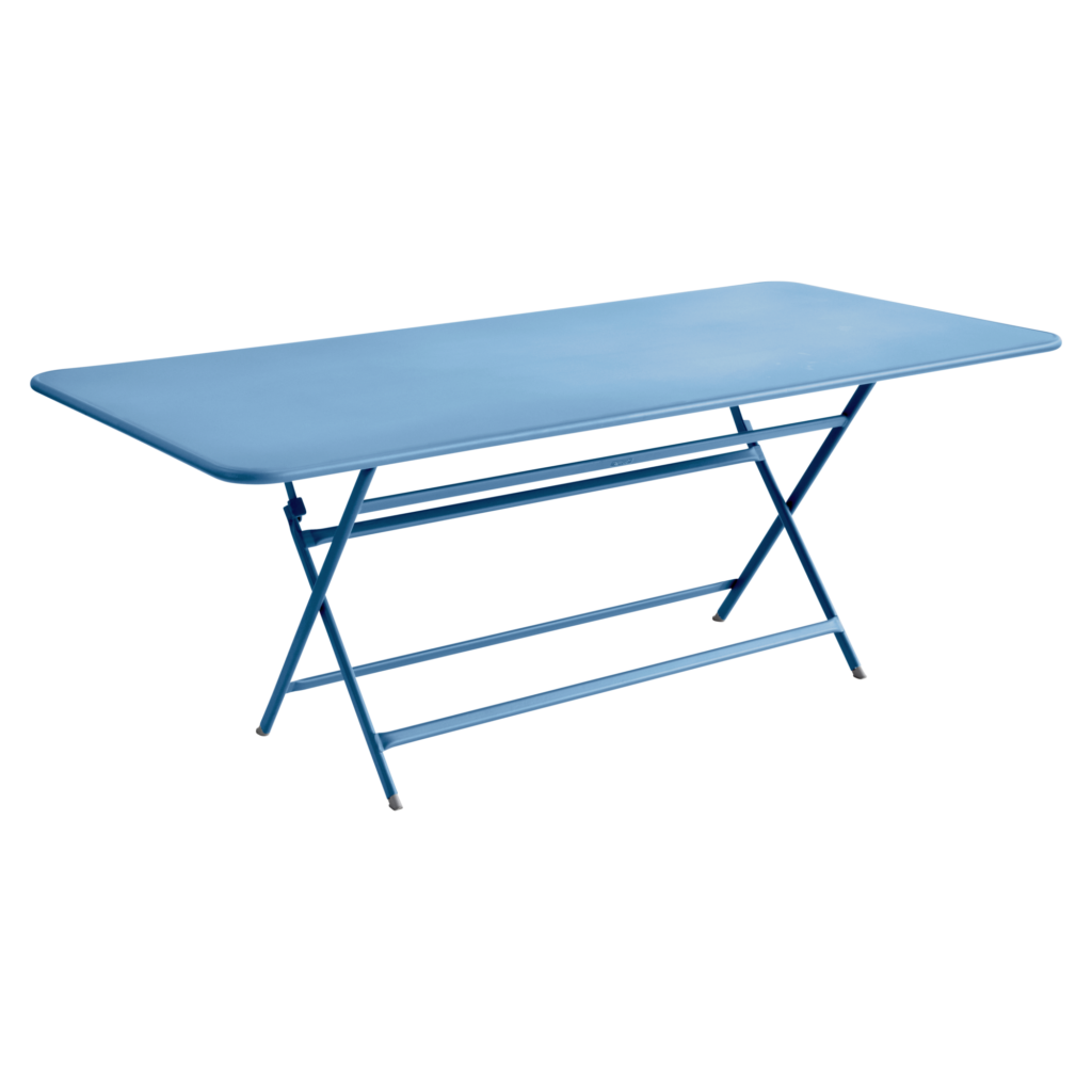 Une élégante table pliante rectangulaire Bleu Maya avec des pieds métalliques minces, vue de côté sur un fond uni, dégage un caractère distinct qui allie harmonieusement fonctionnalité et style.