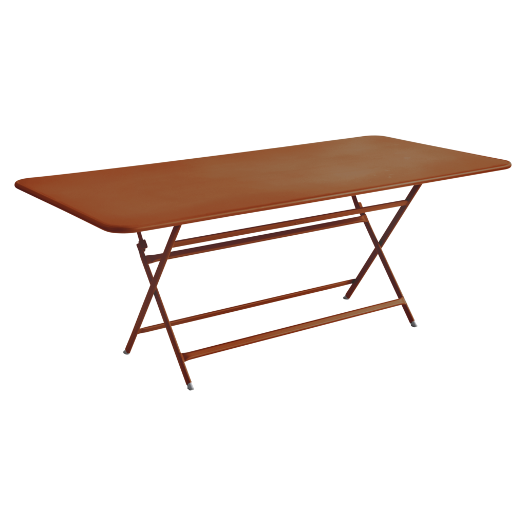 Une table pliante rectangulaire marron avec des pieds en métal, vue sous un angle, dégage un sentiment de caractère.